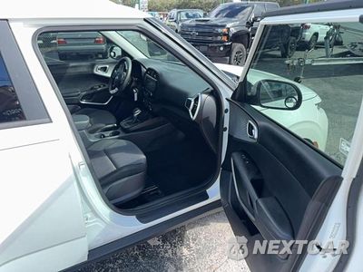 Piąte zdjęcie samochodu w środku: 2020 KIA SOUL LX VIN:KNDJ23AU9L7724007 - miniatura