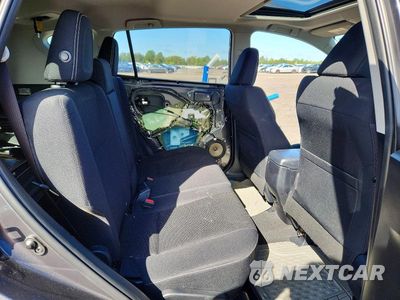 Zdjęcie 11 z 13 samochodu: 2017 TOYOTA RAV4 XLE VIN:JTMRFREV6HJ108353 - miniatura