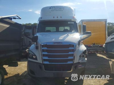Piąte zdjęcie samochodu w środku: 2022 FREIGHTLINER CASCADIA 116 VIN:3AKBHTDV8NDND5444 - miniatura