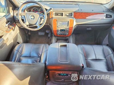 Zdjęcie 8 z 13 samochodu: 2010 CHEVROLET SUBURBAN C1500 LT VIN:1GNUCJE09AR216439 - miniatura