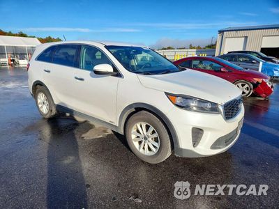 Czwarte zdjęcie samochodu z boku: 2019 KIA SORENTO LX V6 VIN:5XYPGDA59KG564156 - miniatura