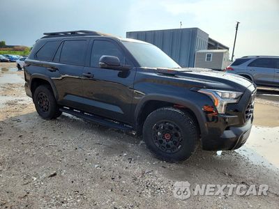 Czwarte zdjęcie samochodu z boku: 2025 TOYOTA SEQUOIA TRD PRO VIN:7SVAAABA5SX063236 - miniatura