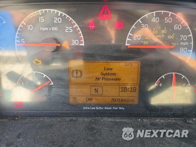 Zdjęcie 9 z 12 samochodu: 2018 VOLVO VN VNL - SEMI TRUCK VIN:4V4N39TG0JN892852 - miniatura