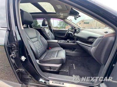 Piąte zdjęcie samochodu w środku: 2023 NISSAN ROGUE PLATINUM VIN:JN8BT3DDXPW306777 - miniatura