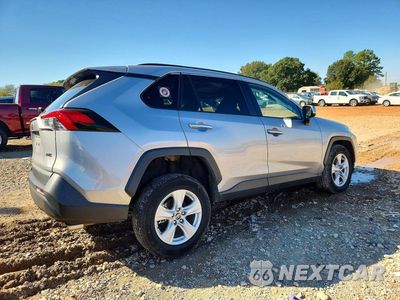 Trzecie zdjęcie samochodu z tyłu: 2021 TOYOTA RAV4 XLE VIN:2T3W1RFV2MW169954 - miniatura