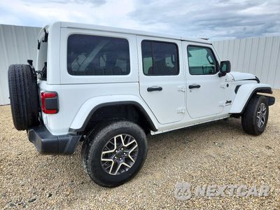 Trzecie zdjęcie samochodu z tyłu: 2026 JEEP WRANGLER SAHARA VIN:1C4PJXEN0TW185886 - miniatura