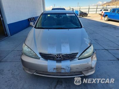 Piąte zdjęcie samochodu w środku: 2005 TOYOTA CAMRY LE VIN:4T1BE30KX5U075068 - miniatura