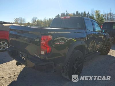 Trzecie zdjęcie samochodu z tyłu: 2025 CHEVROLET COLORADO TRAIL BOSS VIN:1GCPTEEK2S1183671 - miniatura