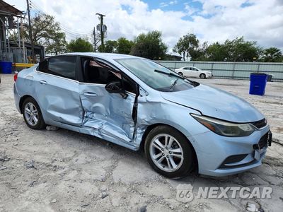 Czwarte zdjęcie samochodu z boku: 2017 CHEVROLET CRUZE LT VIN:3G1BE5SM8HS556979 - miniatura