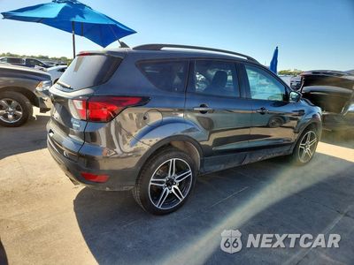 Trzecie zdjęcie samochodu z tyłu: 2019 FORD ESCAPE SEL VIN:1FMCU0HD8KUA70846 - miniatura
