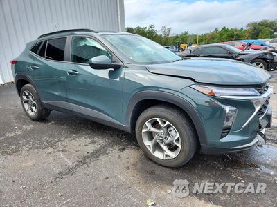 Czwarte zdjęcie samochodu z boku: 2025 CHEVROLET TRAX 1LT VIN:KL77LHEP4SC323928 - miniatura