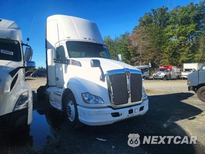 Czwarte zdjęcie samochodu z boku: 2015 KENWORTH T680 SEMI TRUCK VIN:1XKYA48X9FJ462461 - miniatura