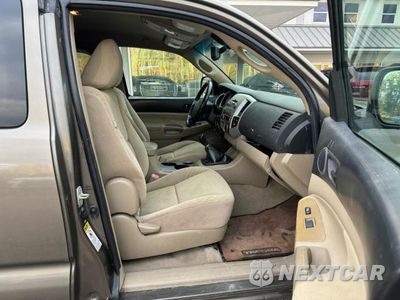 Piąte zdjęcie samochodu w środku: 2010 TOYOTA TACOMA V6 VIN:5TEUU4EN6AZ733639 - miniatura