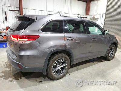 Trzecie zdjęcie samochodu z tyłu: 2018 TOYOTA HIGHLANDER LE VIN:5TDBZRFH6JS843523 - miniatura