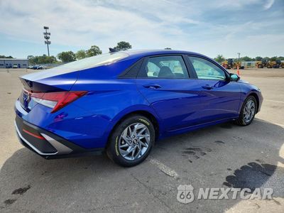 Trzecie zdjęcie samochodu z tyłu: 2024 HYUNDAI ELANTRA BLUE VIN:KMHLM4DJ5RU106280 - miniatura
