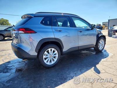 Trzecie zdjęcie samochodu z tyłu: 2026 TOYOTA COROLLA CROSS LE VIN:7MUCAABG3TV188045 - miniatura