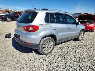 Trzecie zdjęcie samochodu z tyłu: 2011 VOLKSWAGEN TIGUAN S VIN:WVGAV7AX9BW557401 - miniatura