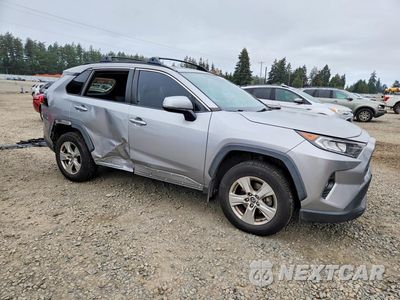 Czwarte zdjęcie samochodu z boku: 2019 TOYOTA RAV4 XLE VIN:JTMW1RFV4KJ016892 - miniatura