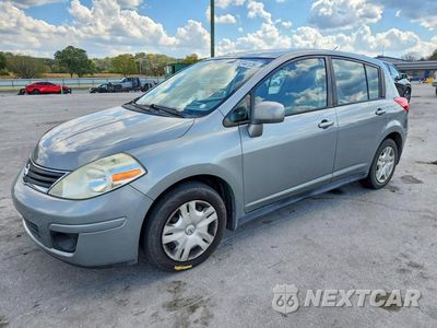 2010 NISSAN VERSA 1.8 S 3N1BC1CP8AL393428 - główne zdjęcie licytacji z USA - miniatura