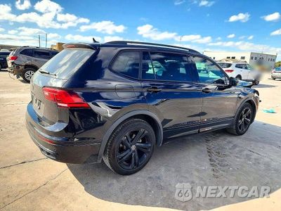 Trzecie zdjęcie samochodu z tyłu: 2024 VOLKSWAGEN TIGUAN SE R-LINE BLACK VIN:3VVCB7AX3RM169520 - miniatura
