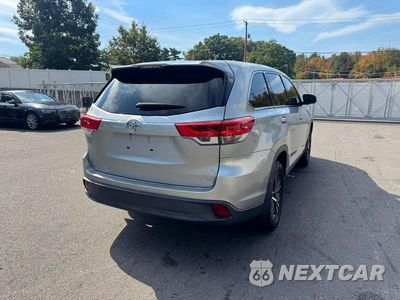 Trzecie zdjęcie samochodu z tyłu: 2019 TOYOTA HIGHLANDER LE VIN:5TDBZRFH9KS743949 - miniatura