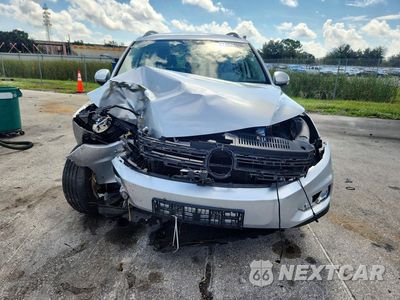 Piąte zdjęcie samochodu w środku: 2017 VOLKSWAGEN TIGUAN S VIN:WVGAV7AX3HK046461 - miniatura