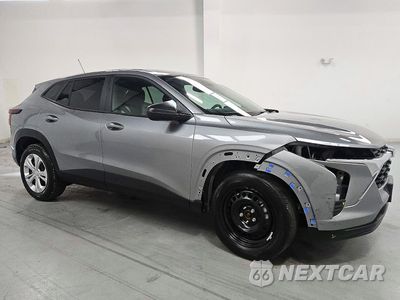Czwarte zdjęcie samochodu z boku: 2026 CHEVROLET TRAX LS VIN:KL77LFEP6TC092682 - miniatura