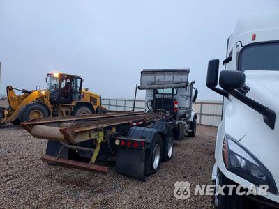 Trzecie zdjęcie samochodu z tyłu: 2016 VOLVO VHD ROLL-OFF CONTAINER TRUCK VIN:4V5KC9DF9GN966671 - miniatura