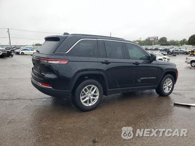 Trzecie zdjęcie samochodu z tyłu: 2025 JEEP GRAND CHEROKEE LAREDO VIN:1C4RJHAG9SC356883 - miniatura