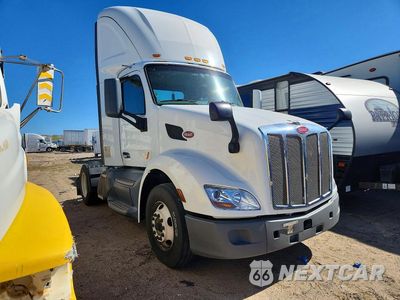 Czwarte zdjęcie samochodu z boku: 2018 PETERBILT 579 SEMI TRUCK VIN:1XPBA48X2JD478217 - miniatura