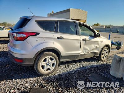Trzecie zdjęcie samochodu z tyłu: 2018 FORD ESCAPE S VIN:1FMCU0F71JUB83601 - miniatura