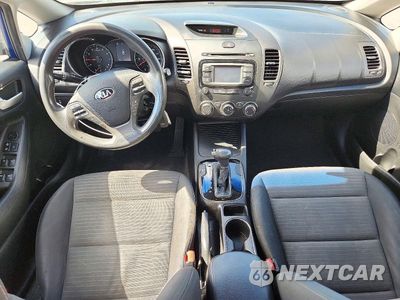 Zdjęcie 8 z 12 samochodu: 2017 KIA FORTE LX VIN:3KPFL4A75HE133621 - miniatura