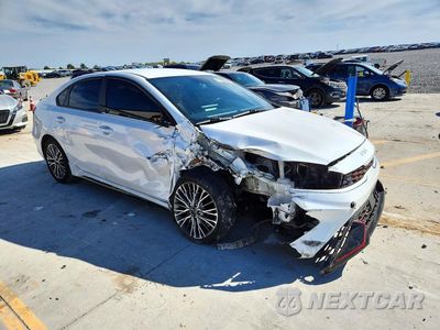 Czwarte zdjęcie samochodu z boku: 2022 KIA FORTE GT LINE VIN:3KPF54AD6NE455678 - miniatura