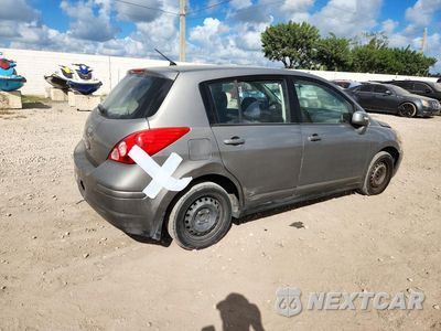 Trzecie zdjęcie samochodu z tyłu: 2009 NISSAN VERSA 1.8 S VIN:3N1BC13E89L400128 - miniatura