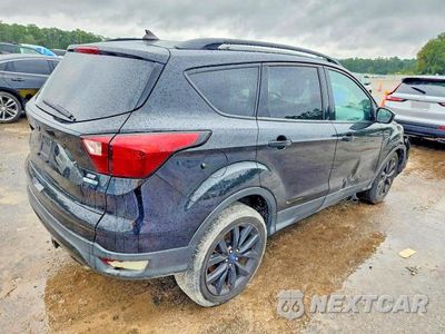 Trzecie zdjęcie samochodu z tyłu: 2019 FORD ESCAPE SE VIN:1FMCU9GD7KUA28285 - miniatura