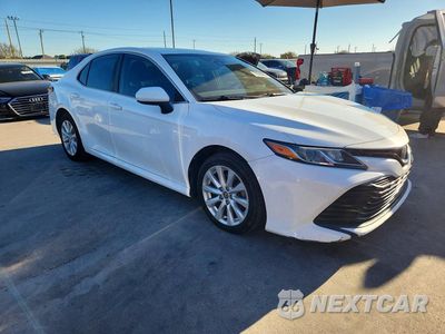 Czwarte zdjęcie samochodu z boku: 2020 TOYOTA CAMRY LE VIN:4T1C11AKXLU988610 - miniatura