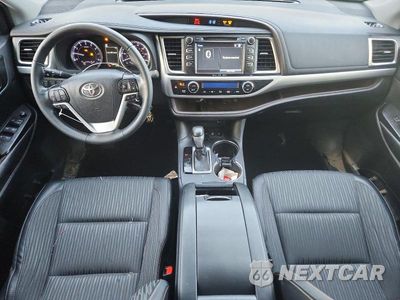 Zdjęcie 8 z 14 samochodu: 2019 TOYOTA HIGHLANDER LE PLUS VIN:5TDBZRFH4KS725651 - miniatura