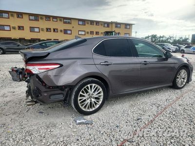Trzecie zdjęcie samochodu z tyłu: 2018 TOYOTA CAMRY XLE VIN:4T1B11HK8JU014056 - miniatura