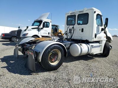 Trzecie zdjęcie samochodu z tyłu: 2016 FREIGHTLINER CASCADIA VIN:3AKBGDDVXGSHD6210 - miniatura