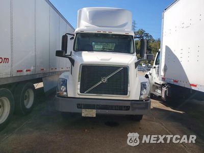 Piąte zdjęcie samochodu w środku: 2017 VOLVO VNL SEMI TRUCK VIN:4V4N39TG1HN987995 - miniatura