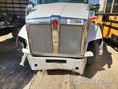 Piąte zdjęcie samochodu w środku: 2017 KENWORTH T880 SEMI TRUCK VIN:1XKZDK9X4HJ163977 - miniatura