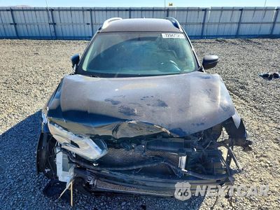 Piąte zdjęcie samochodu w środku: 2017 NISSAN ROGUE SV VIN:KNMAT2MV2HP540725 - miniatura