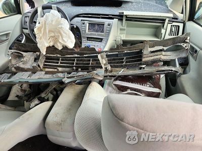 Zdjęcie 8 z 12 samochodu: 2015 TOYOTA PRIUS THREE VIN:JTDKN3DU3F1983302 - miniatura
