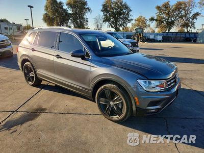 Czwarte zdjęcie samochodu z boku: 2020 VOLKSWAGEN TIGUAN SE VIN:3VV2B7AX7LM110229 - miniatura