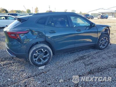 Trzecie zdjęcie samochodu z tyłu: 2025 CHEVROLET TRAX 1LT VIN:KL77LHEP9SC341700 - miniatura