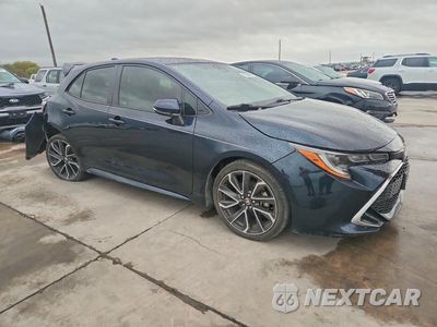 Czwarte zdjęcie samochodu z boku: 2019 TOYOTA COROLLA HATCHBACK XSE VIN:JTNK4RBE1K3029546 - miniatura