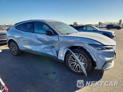 Czwarte zdjęcie samochodu z boku: 2025 FORD MUSTANG MACH-E PREMIUM VIN:3FMTK3SU5SMA32379 - miniatura