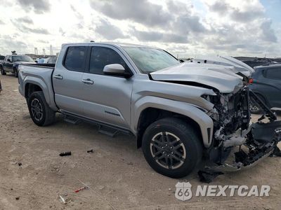 Czwarte zdjęcie samochodu z boku: 2024 TOYOTA TACOMA TRD SPORT VIN:3TMKB5FN0RM012064 - miniatura