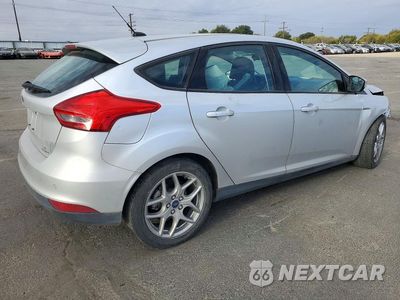 Trzecie zdjęcie samochodu z tyłu: 2015 FORD FOCUS SE VIN:1FADP3K2XFL373203 - miniatura