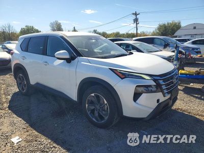 Czwarte zdjęcie samochodu z boku: 2025 NISSAN ROGUE SV VIN:5N1BT3BAXSC829615 - miniatura